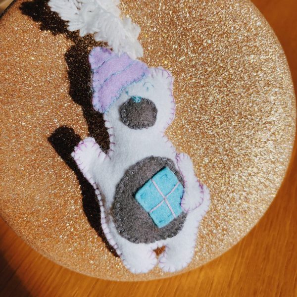 Ours de Noël Bonnet violet et son cadeau bleu